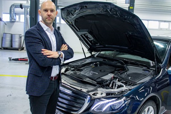 Kapıdaki Otomobilin Değerini Anlayan Bakıma Koşuyor!