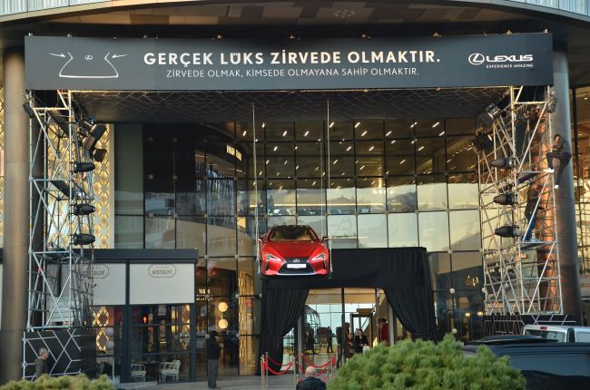 Lexus Zirvede Uçan Otomobil Sergilemesiyle “En İyi Stant ve Etkinlik Alanı Tasarımı” Ödülü Aldı