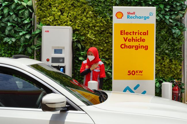 ABB, elektrikli araç şarj çözümleri ile Shell Endonezya’nın altyapısını güçlendiriyor