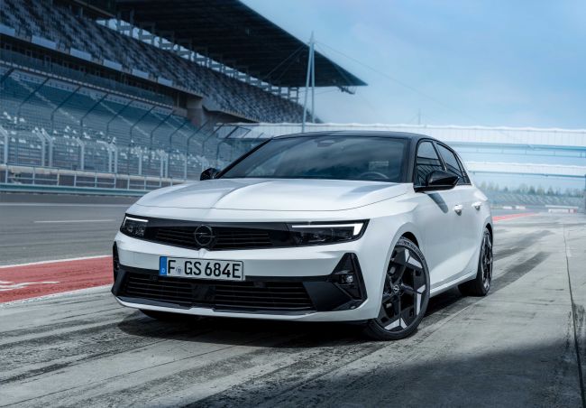 Dinamik ve Öncü: Yeni Opel Astra GSe ve Astra Sports Tourer GSe