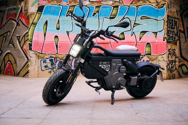 Elektrikli, Fütüristik ve Radikal: BMW CE 02 Tanıtıldı