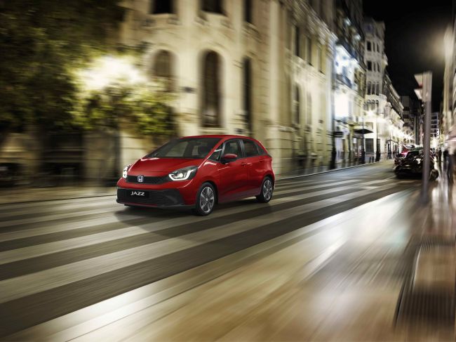 Honda’nın dinamik hibrit modeli Jazz e:HEV makyajlandı