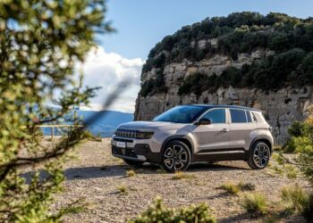 Jeep Avenger’ın hibrit motor seçenekli versiyonu, Haziran ayında Türkiye yollarına çıkıyor.