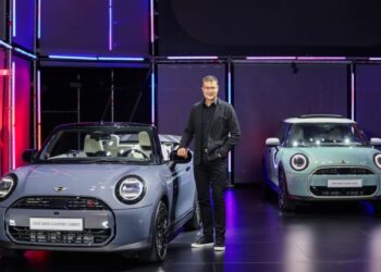 Yeni Nesil MINI Ailesi Yeni MINI Cooper 5 Kapı ve Yeni MINI Cooper Cabrio ile Dönüşümünü Tamamladı