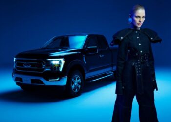 Ford Türkiye’nin Sanal Influencer’ı Alin ve Ünlü Moda Tasarımcısı Sudi Etuz, Elle Dergisi ile Sıra Dışı Bir İş Birliğinde Buluştu