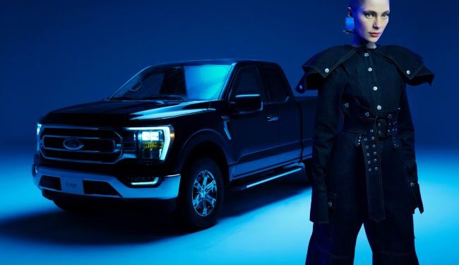 Ford Türkiye’nin Sanal Influencer’ı Alin ve Ünlü Moda Tasarımcısı Sudi Etuz, Elle Dergisi ile Sıra Dışı Bir İş Birliğinde Buluştu 