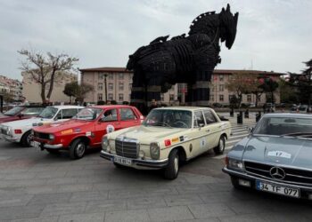 Klasik Otomobiller Rüzgar Şehri Çanakkale'den Rüzgar Gibi Geçti!