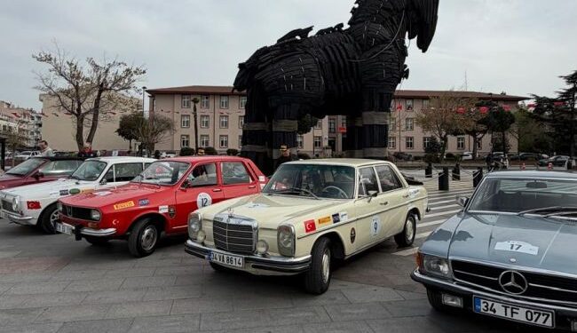 Klasik Otomobiller Rüzgar Şehri Çanakkale'den Rüzgar Gibi Geçti!