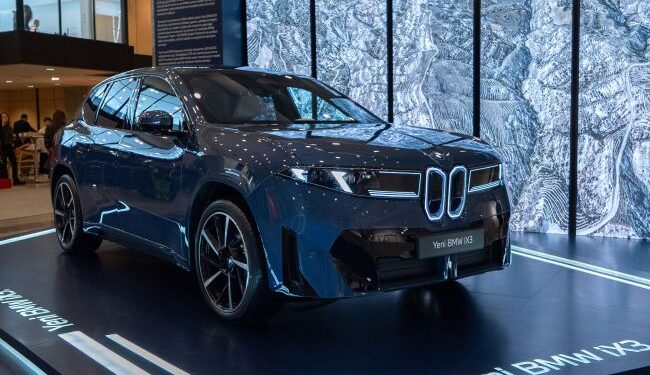 Yeni BMW iX3, CI Bloom’da Sanatseverlerle Buluştu